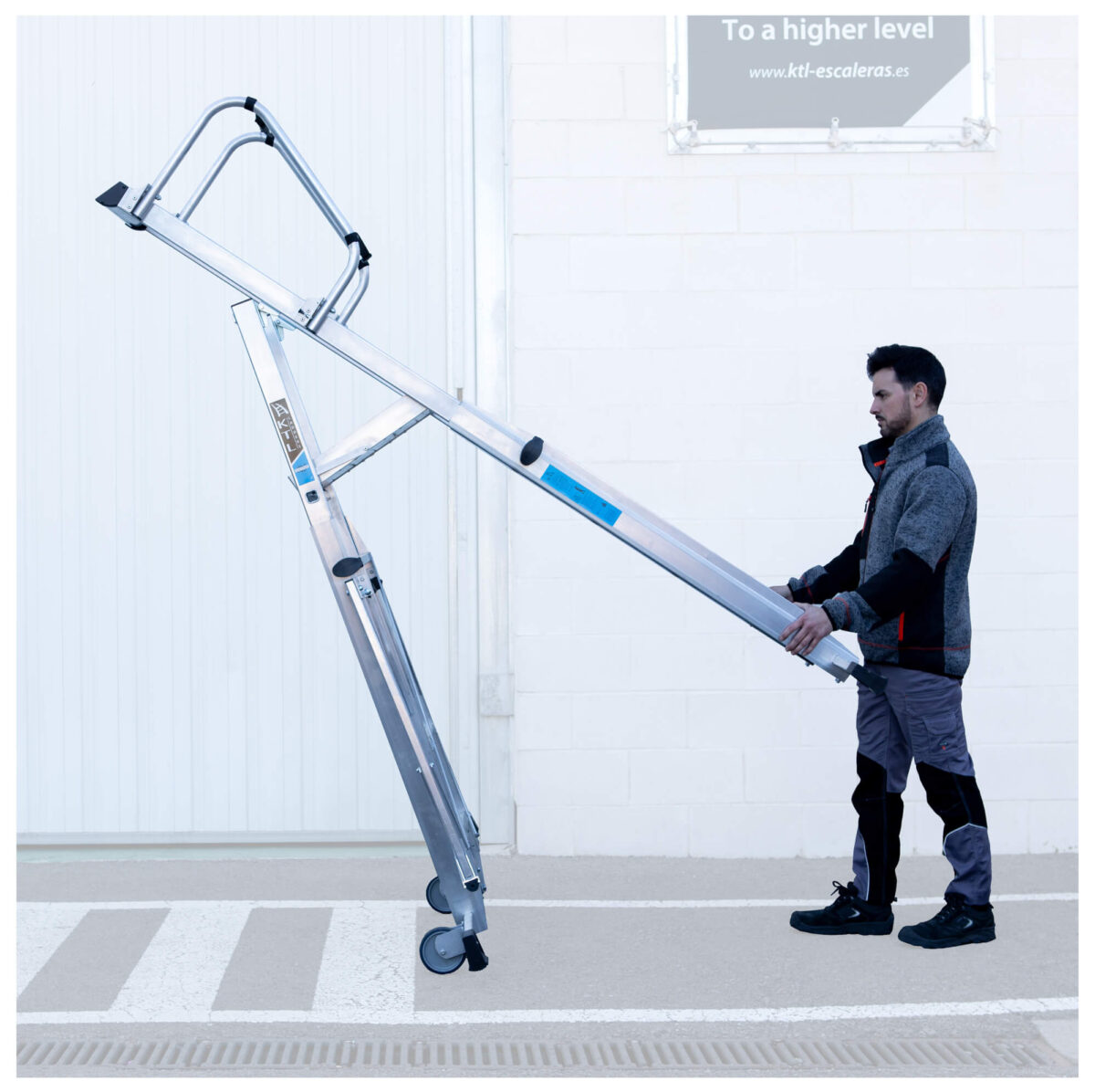 K-TELEX 45 - Escalera móvil con plataforma, telescópica y plegable - transportada
