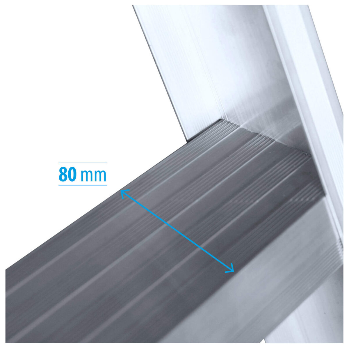 La escalera de doble acceso COMFORT incorpora escalones de 80 mm de huella con relieves antideslizantes.